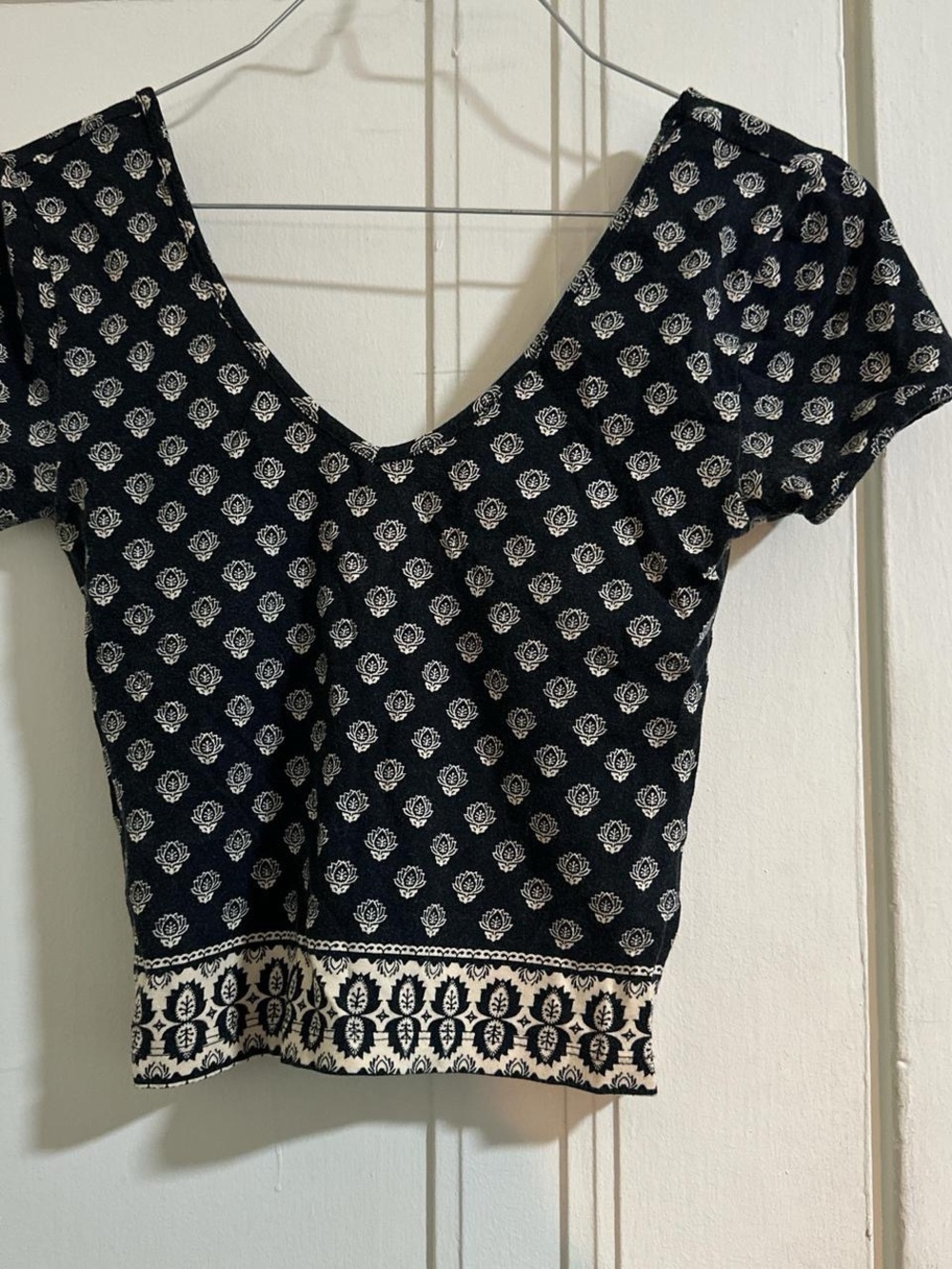 Black & White Patterned Women's Scoop Neck Top